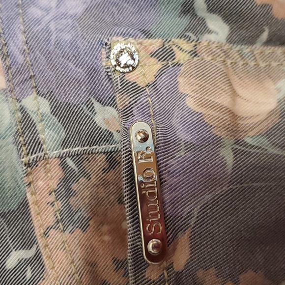 Studio F floral jeans size 8 skinny! - Picture 3 of 4